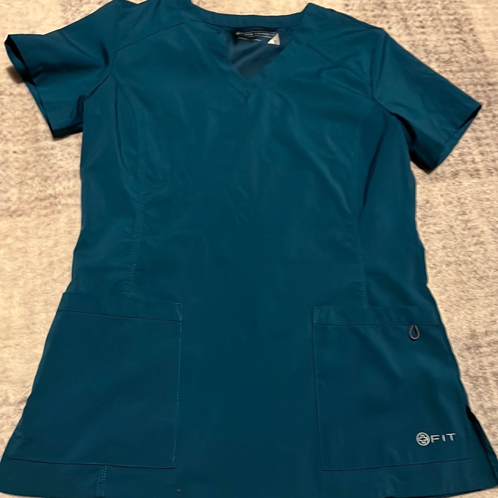 ATHLETIC MATERIAL SCRUB TOP